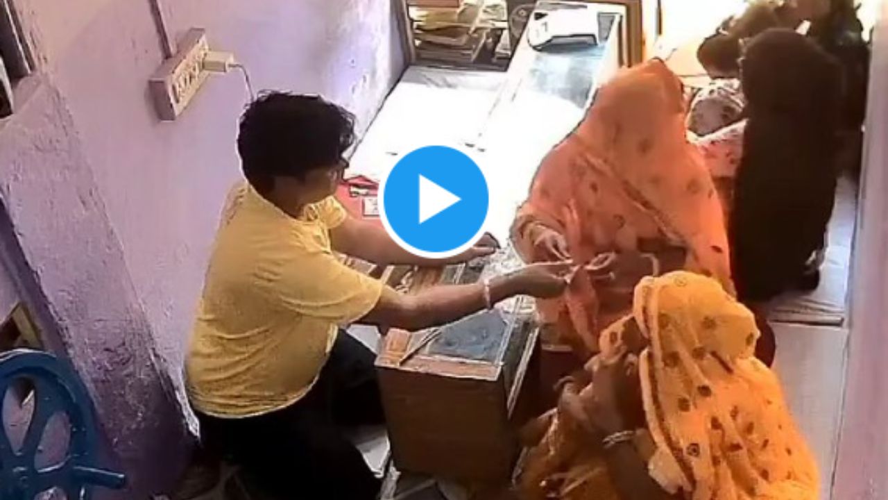 women looted jewellery